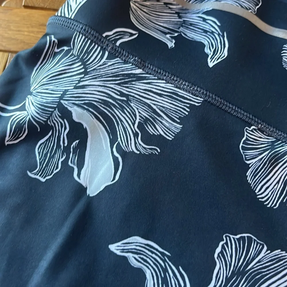 EUC Athleta athletic navy floral skirt, size Large